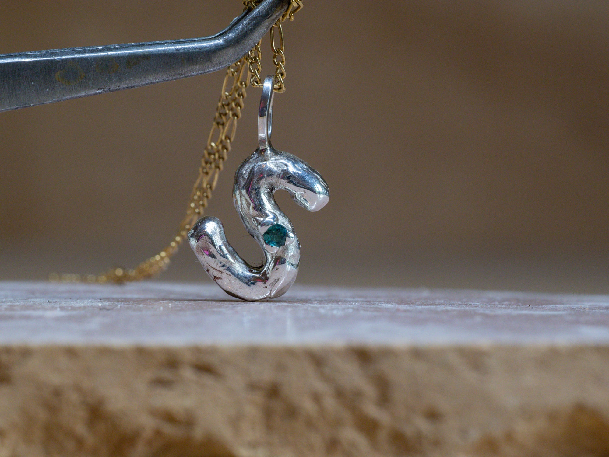 Initial Hanger met geboortesteen